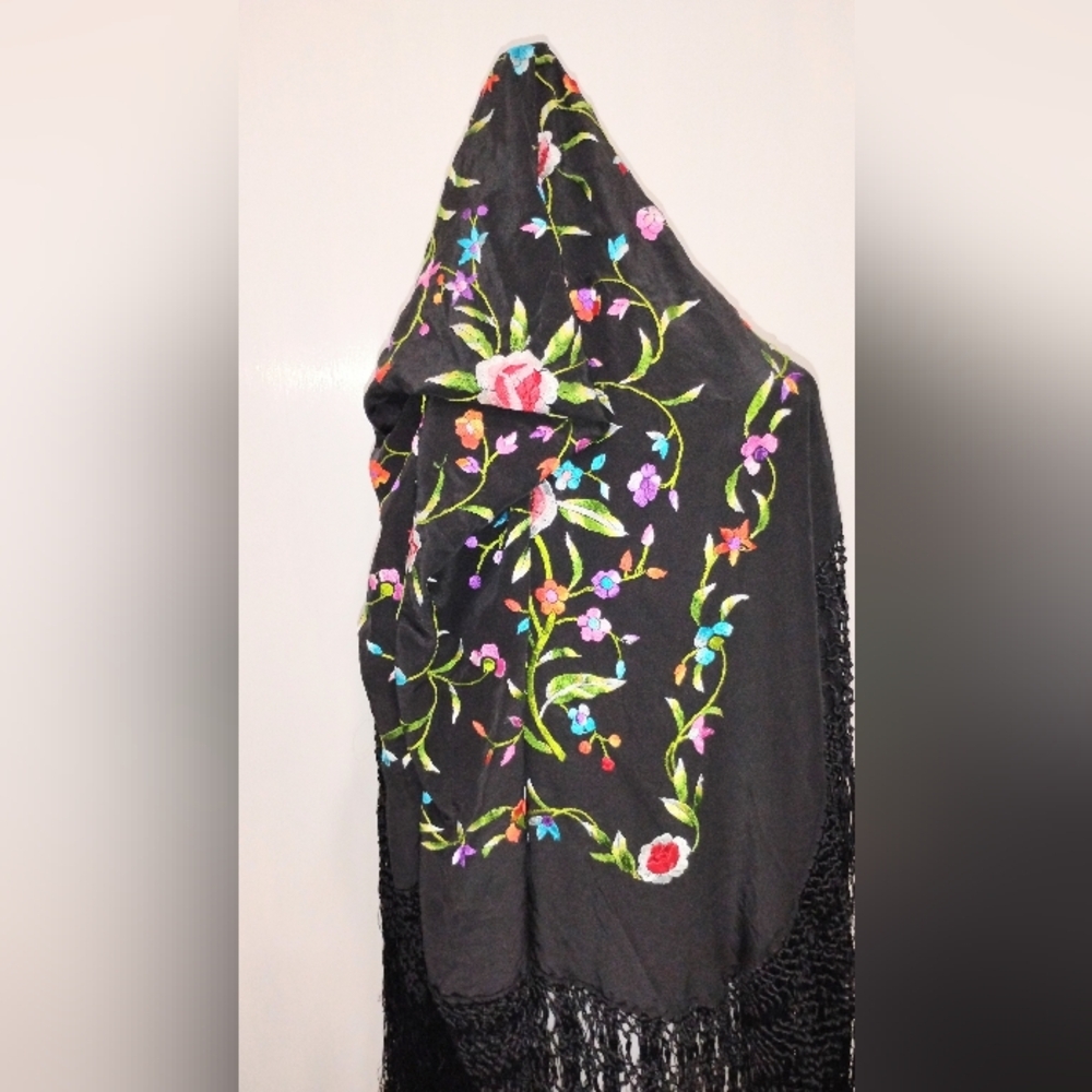 MAGNIFICENT VINTAGE SILK PIANO SHAWL